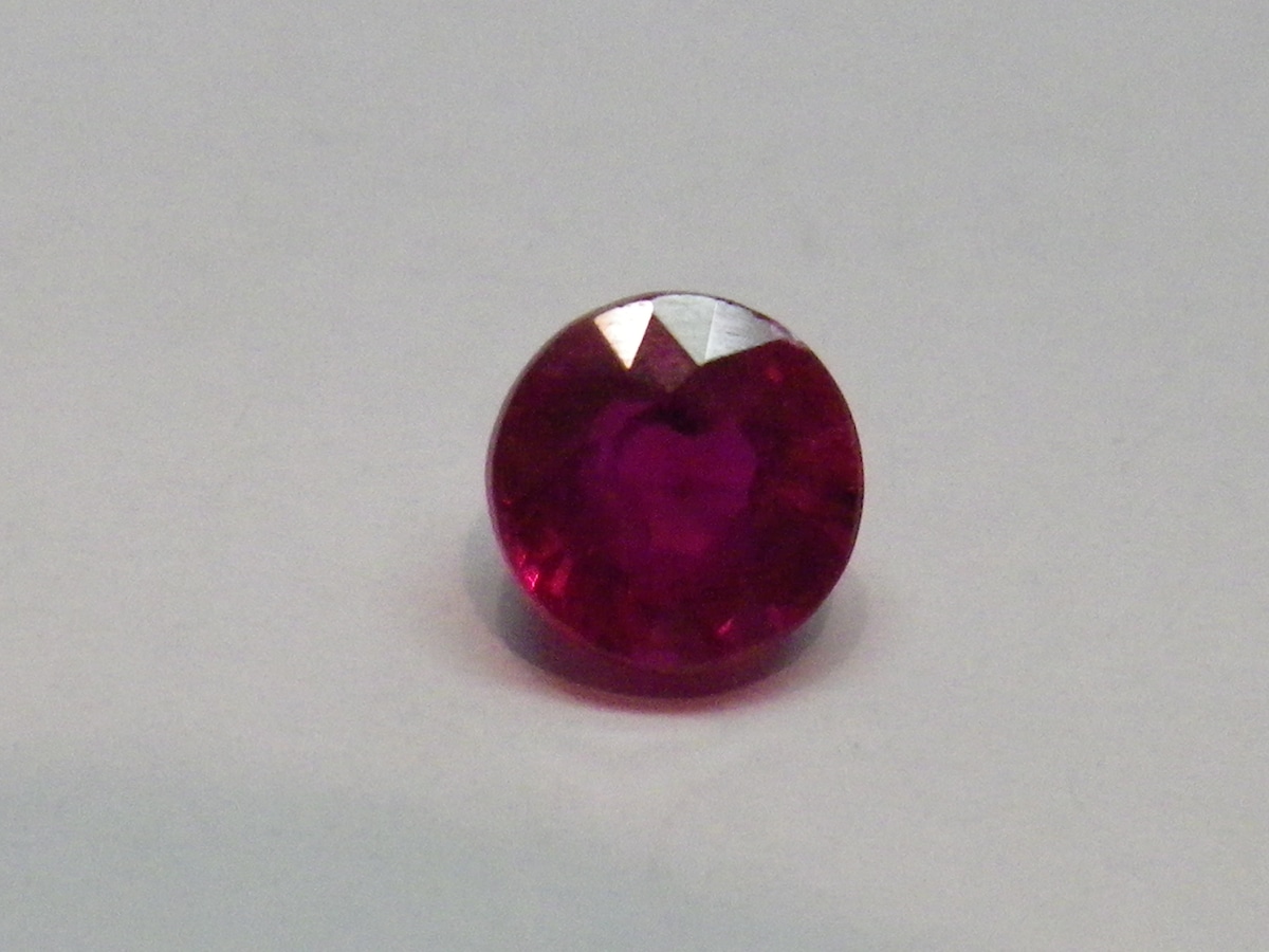 天然ピジョンブラッドルビー 0.43 ct （強蛍光発光）ミャンマー産出 