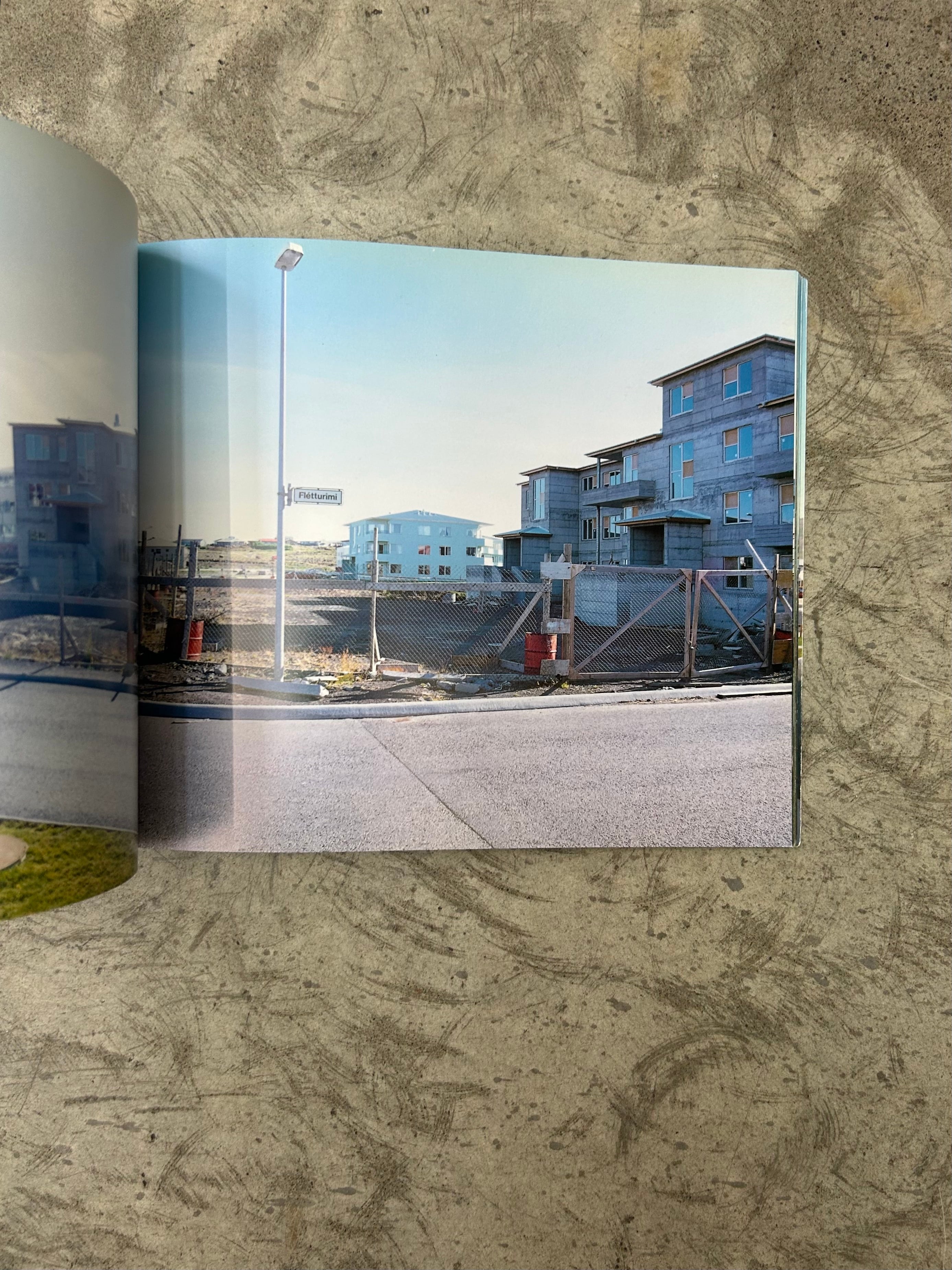 4327.Hyper Ballad: Icelandic Suburban Landscapes | 帽子堂