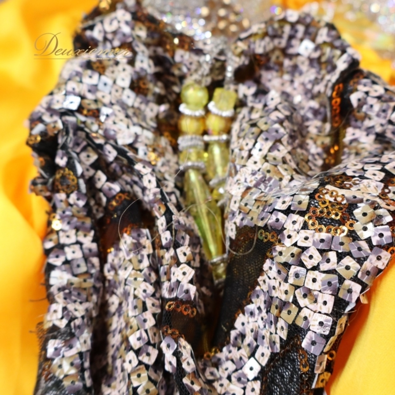 ベリーダンス オリエンタル 衣装 上下セット クイーン Queen イエロー系 トップス スカート 黄 黒 花 ラインストーン スパンコール 豪華 装飾 キラキラ ステージ イベント ダンス衣装 ブラック系