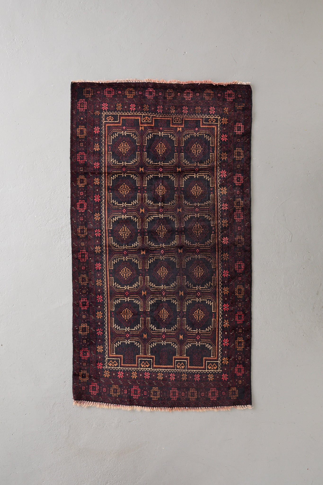 ヴィンテージラグ トライバルラグ パキスタン産（169×119cm）リペア跡あり