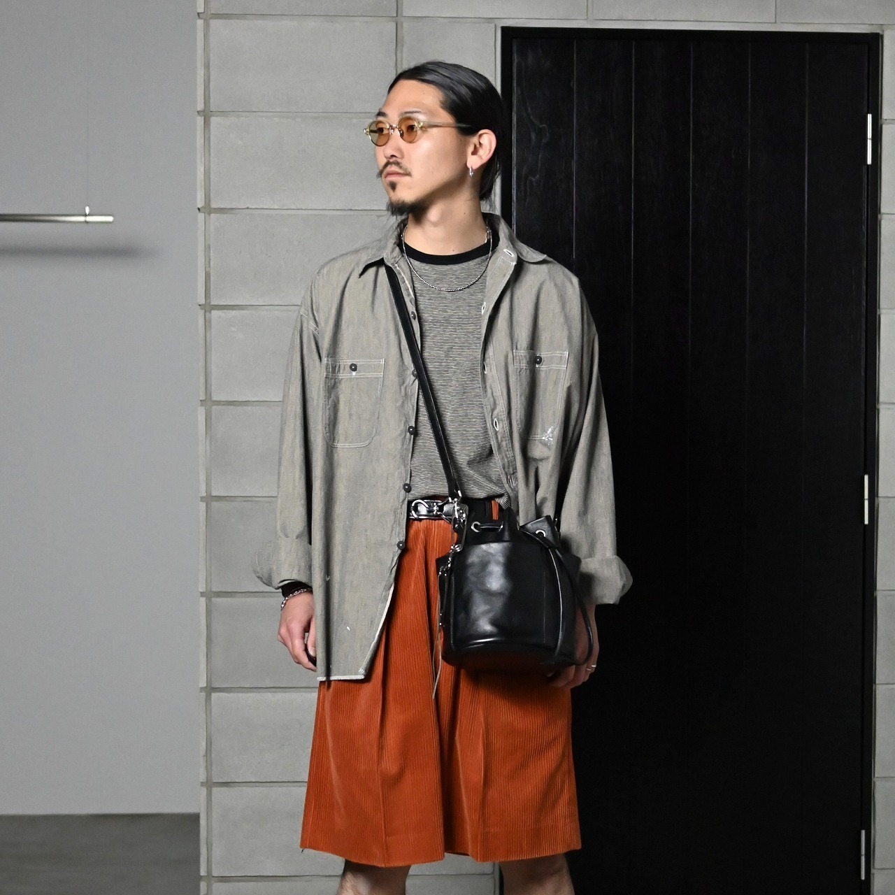 INTERIM(インテリム)WIDE COTTON SUMMER CORDUROY DEADSTOCK FABRIC ２TUCK BUTTON SHORTSコーディネート