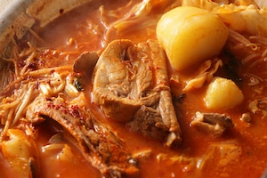 「カムジャタン」豚背骨肉でとった濃厚なスープとじゃが芋を入れた肉じゃが風お鍋1人分