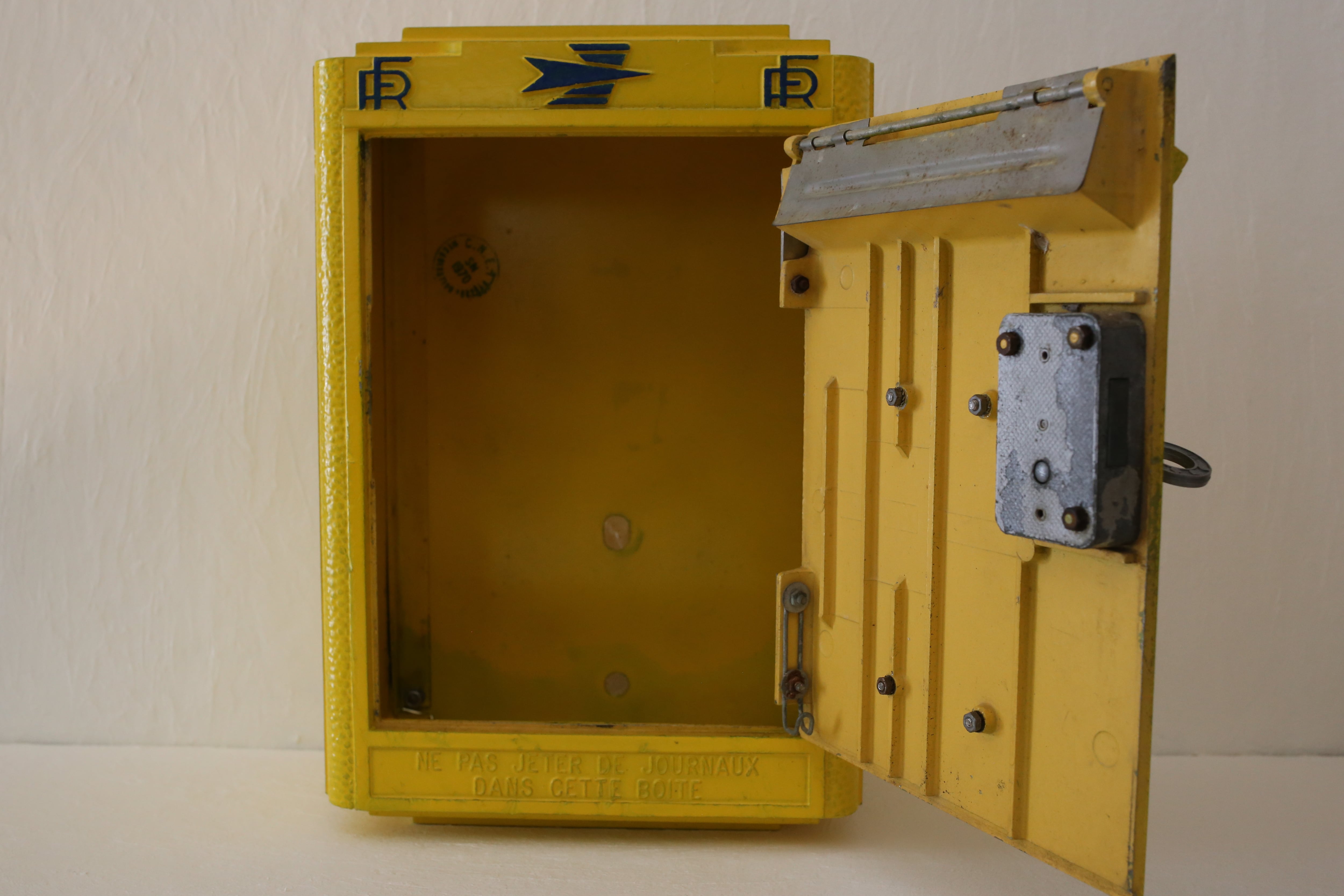 フランス 郵便局 LA POSTE ポスト | EMUPARIS