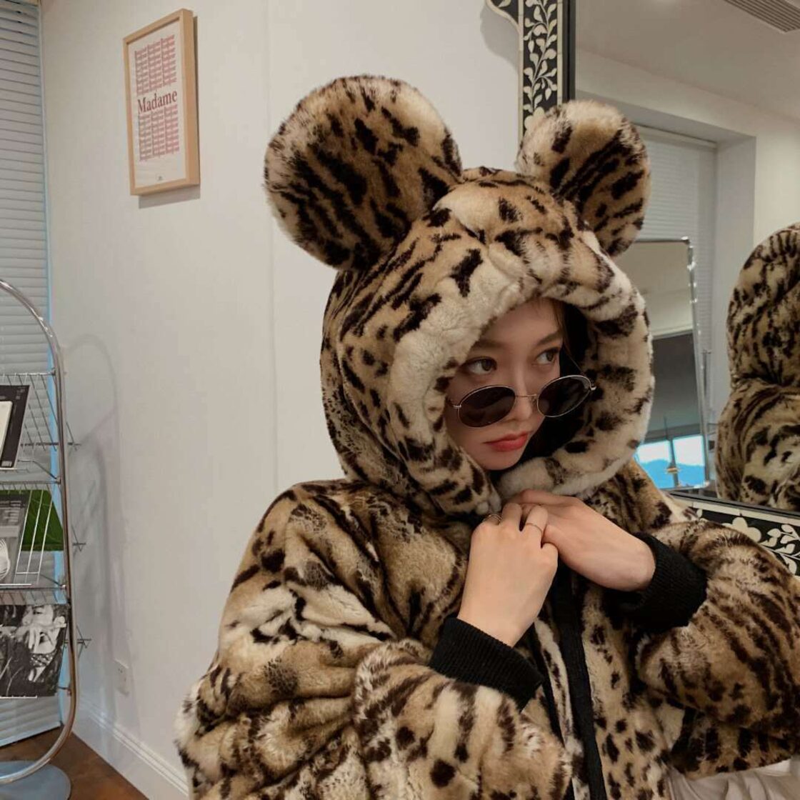 冬の暖かい毛皮のコート女の子ヒョウ柄の毛皮のコートとウサギの耳
