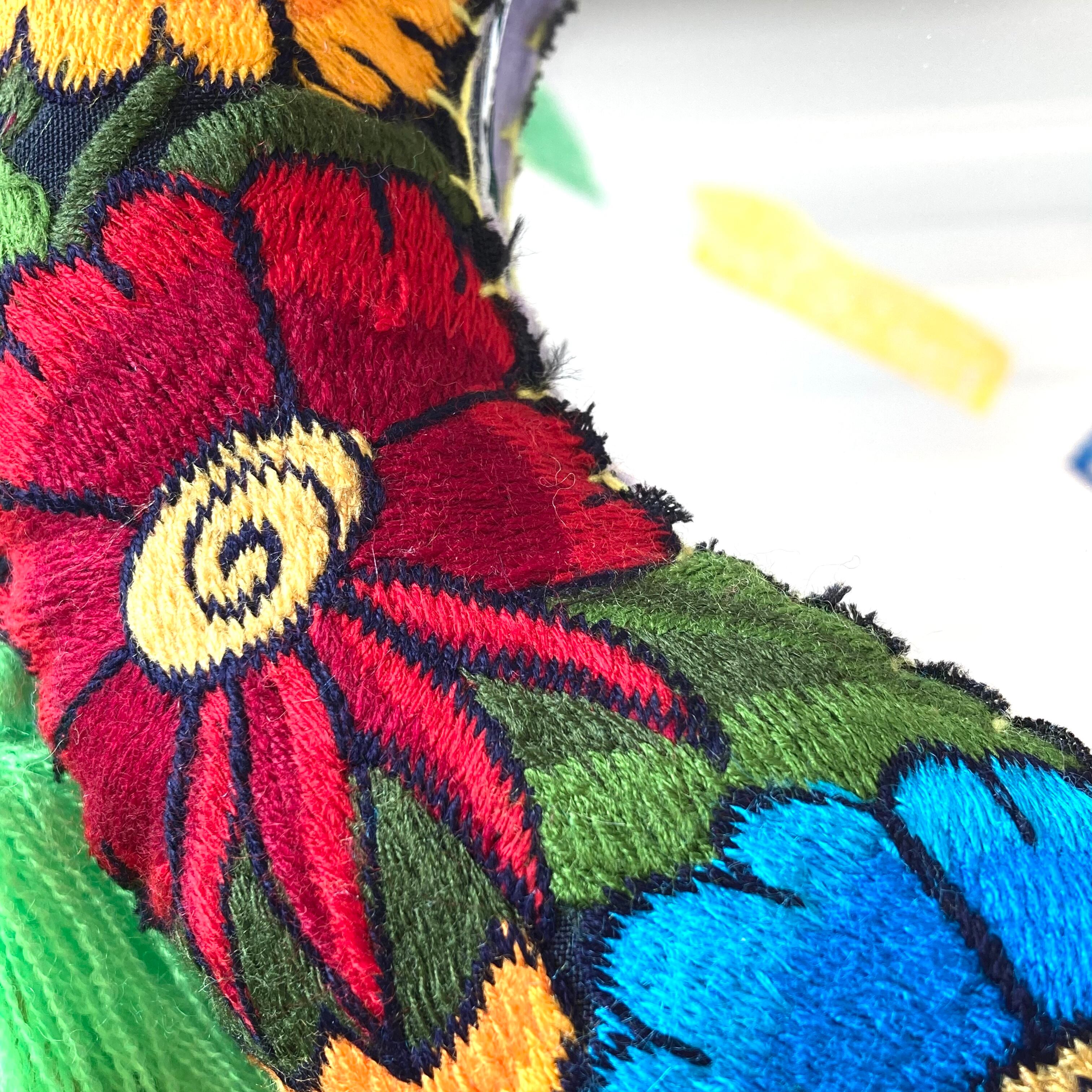メキシコ 花刺繍の壁掛けミラー | Piñata～心を豊かにするメキシコ雑貨