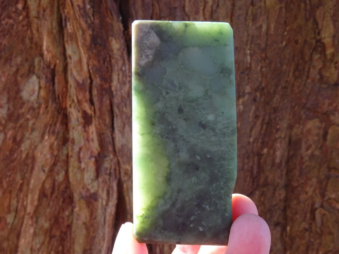 グリーンストーン　緑色の石　2kg程 ニュージーランド産ジェイド（ネフライト）「Green Stone」 | 虹石屋