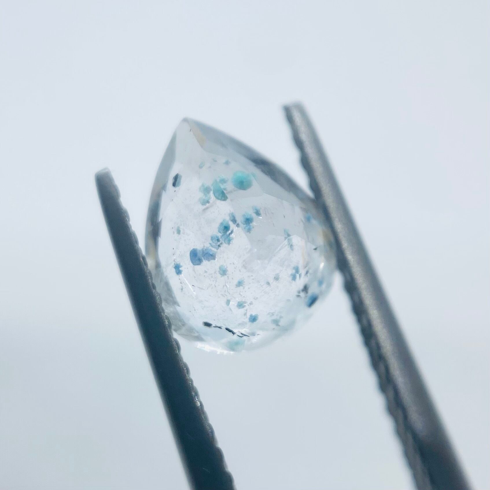 ファセットカットの珍しいギラライトインクオーツ