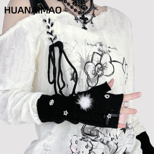 サブカル系コーデに取り入れやすい、露指仕様のニットハンドカバー（リボン装飾付き）