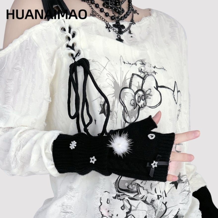 サブカル系コーデに取り入れやすい、露指仕様のニットハンドカバー(リボン装飾付き)