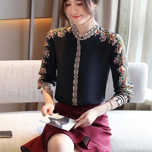 トップス レディース 送料無料 ブラウス シャツ 柄シャツ クルーネック 長袖 前開き フロントボタン 体型カバー 二の腕カバー 華奢見え 細見え スリム ゆったり 大きめ ブラック 黒色 花柄 フラワー 小花柄 大人女子 抜け感 こなれ感 おしゃれ お洒落 ガーリー フェミニン かわいい 可愛い ラブリー キュート 爽やか 涼し 清潔感 楽ちん 存在感 薄手 リュクス マニッシュ クール かっこいい カッコイイ 上品 エレガント 春服 夏服 おでかけ デート 普段使い 着回し 重ね着 新作 2021