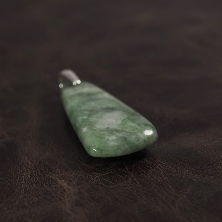糸魚川翡翠 圧砕ヒスイ 石斧型ペンダント 4.7g Itoigawa Crush Jadeite