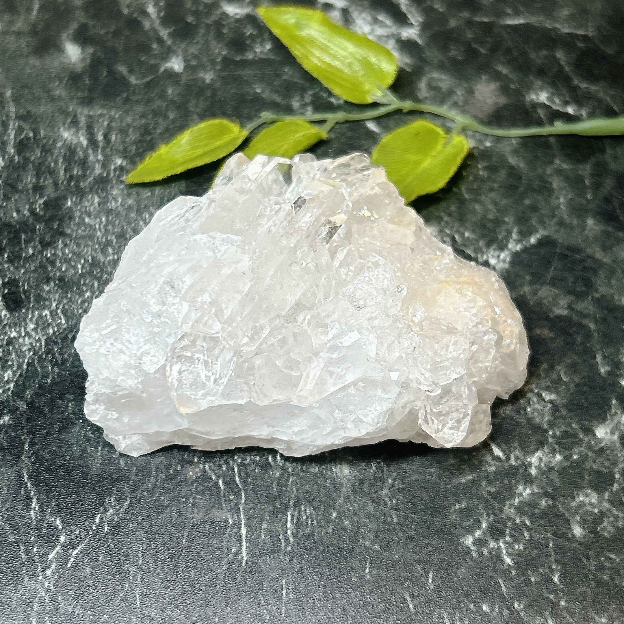 Amazon | [N2 stone Natural] 天然化石 青色蛍光 - 琥珀 (ブルー