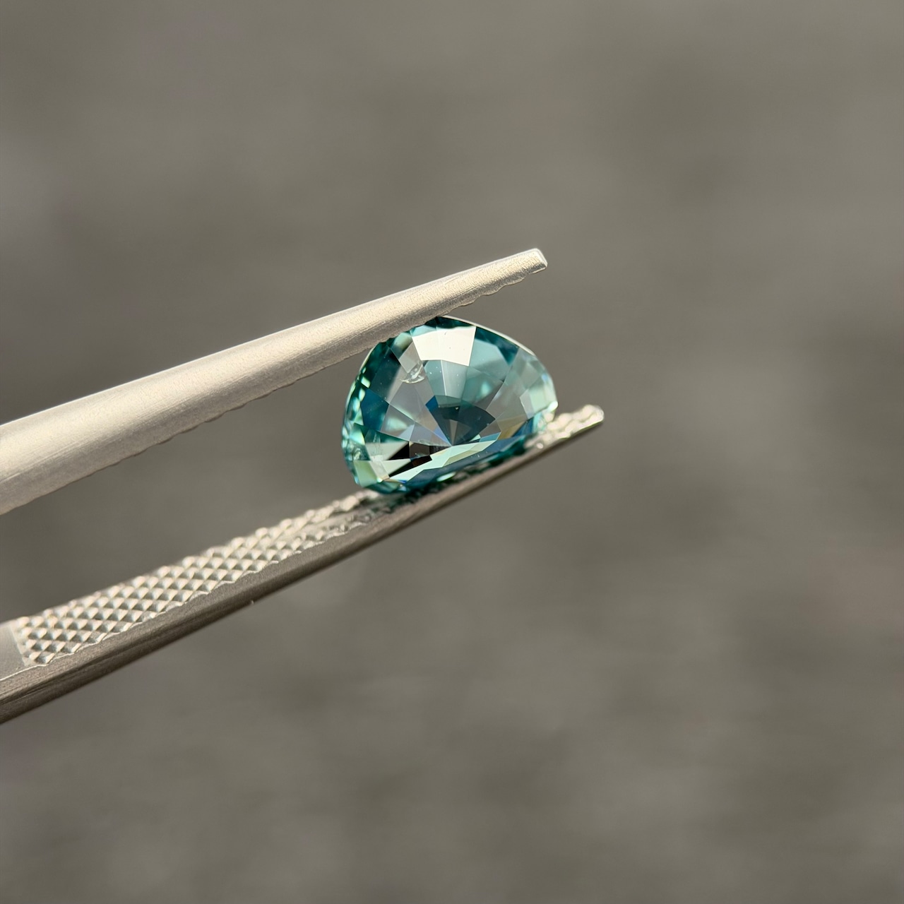カラーチェンジジルコン 7.2x5.9mm, 1.52ct, ミャンマー産