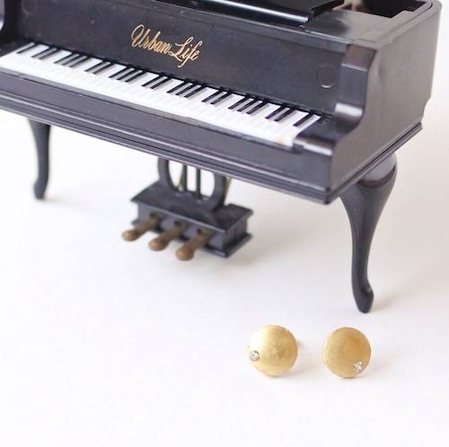 ヴィンテージスタインウェイのパーツを使った月を思わせるアンティークピアス S-028 Vintage steinway and sons piano capstan pierces with CZ (Moon: CLR)