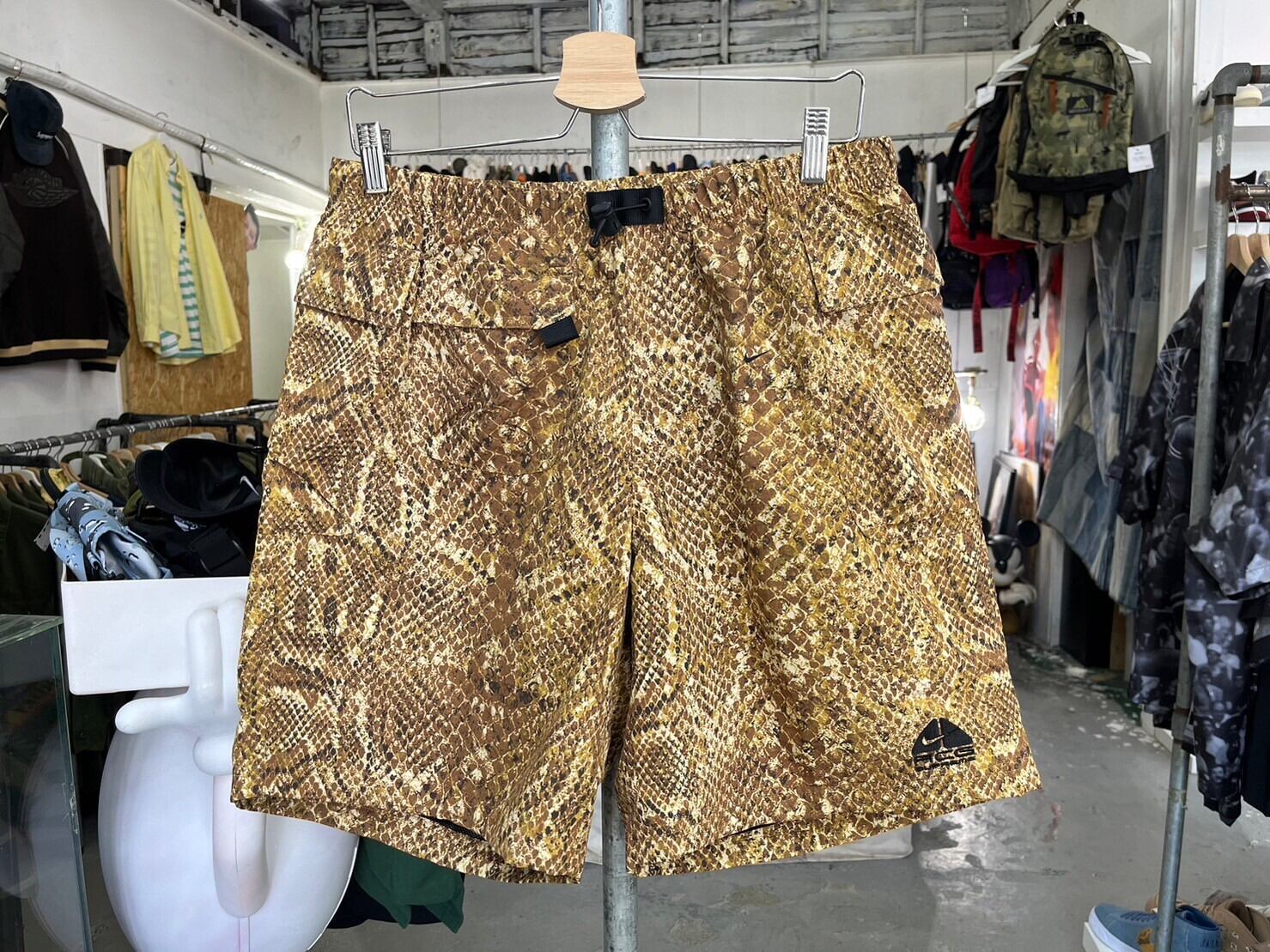 Supreme × NIKE ACG NYLON TRAIL SHORT GOLD SNAKESKIN MEDIUM DN3260 