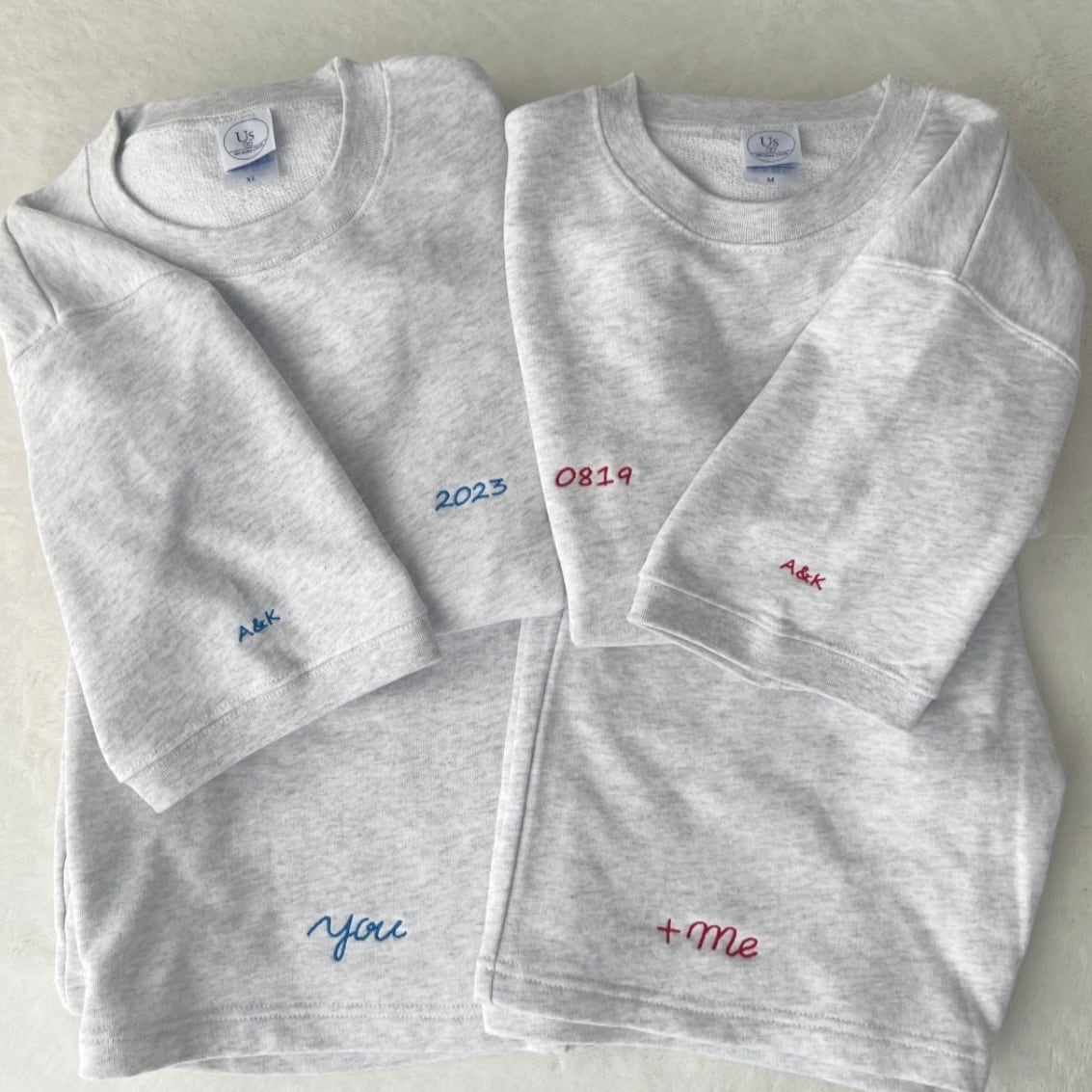 ふたりの大切な記念日orお名前スウェットTシャツ（ブルー×レッド刺繍