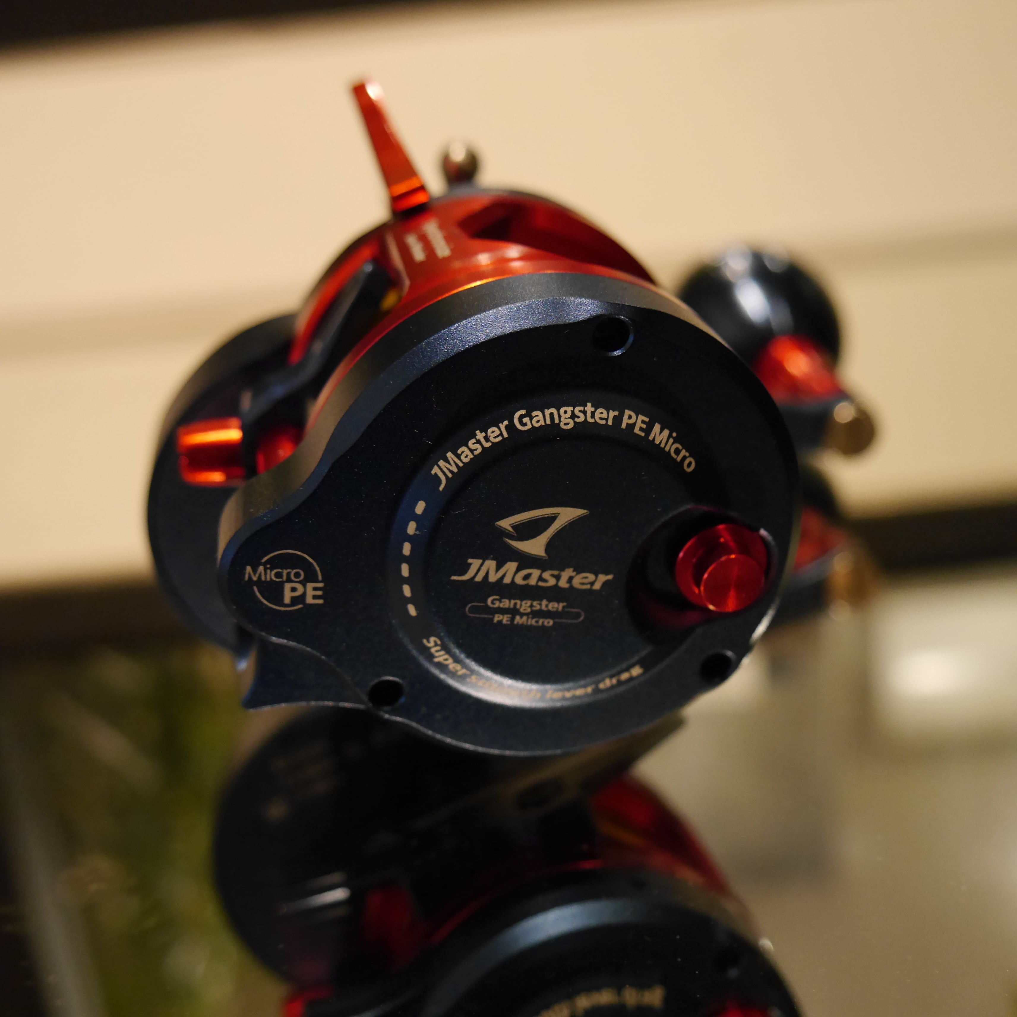 リール JM Dark/Red/Gold JM Gangster PE Micro Reel | RedfishBluefish手巻き