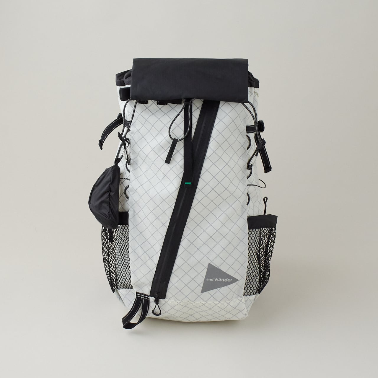 and wander(アンド・ワンダー) ECOPAK 30L backpack -off white メンズ 