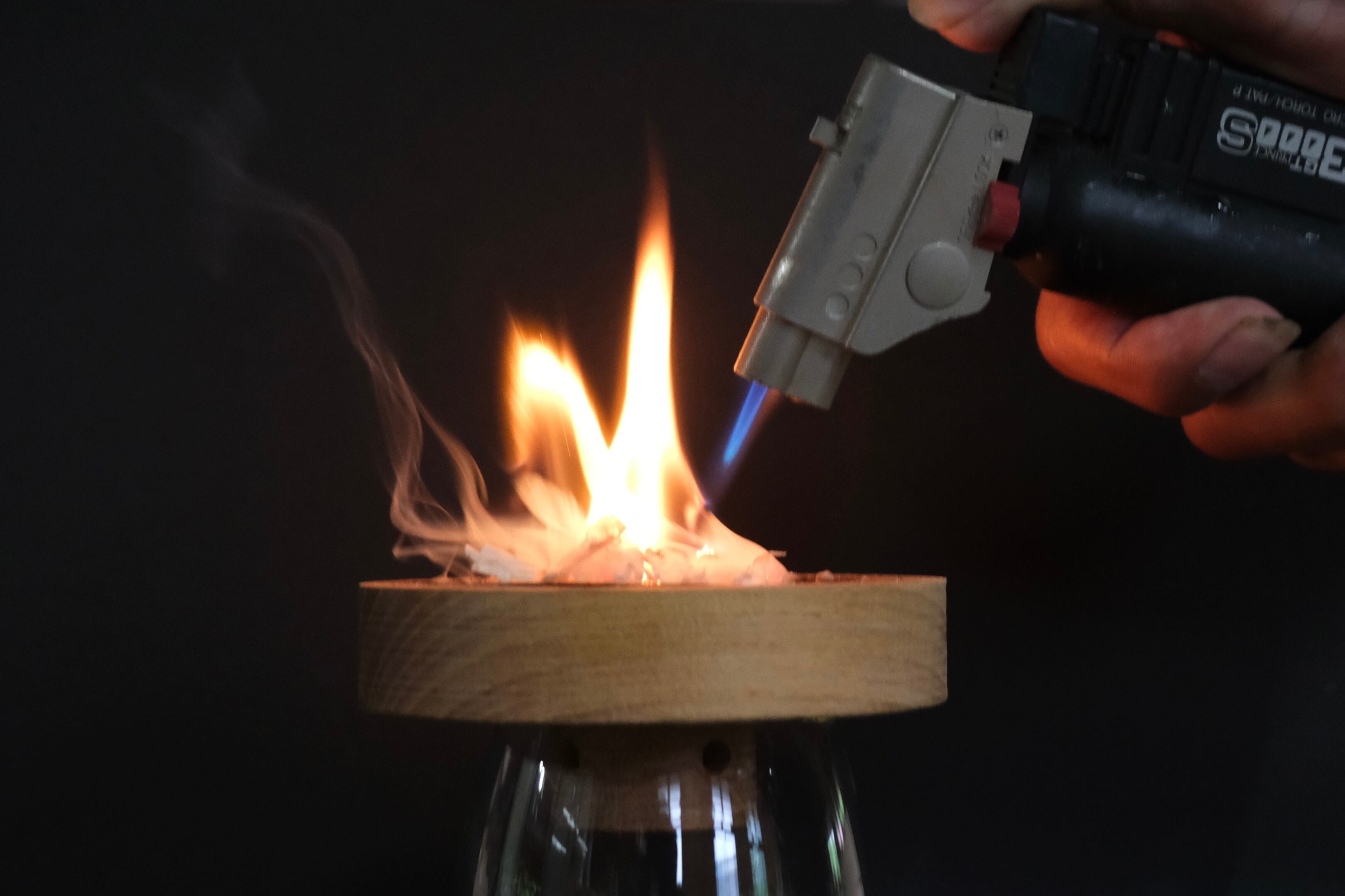 欅(ケヤキ)製、手のひらサイズの燻製器