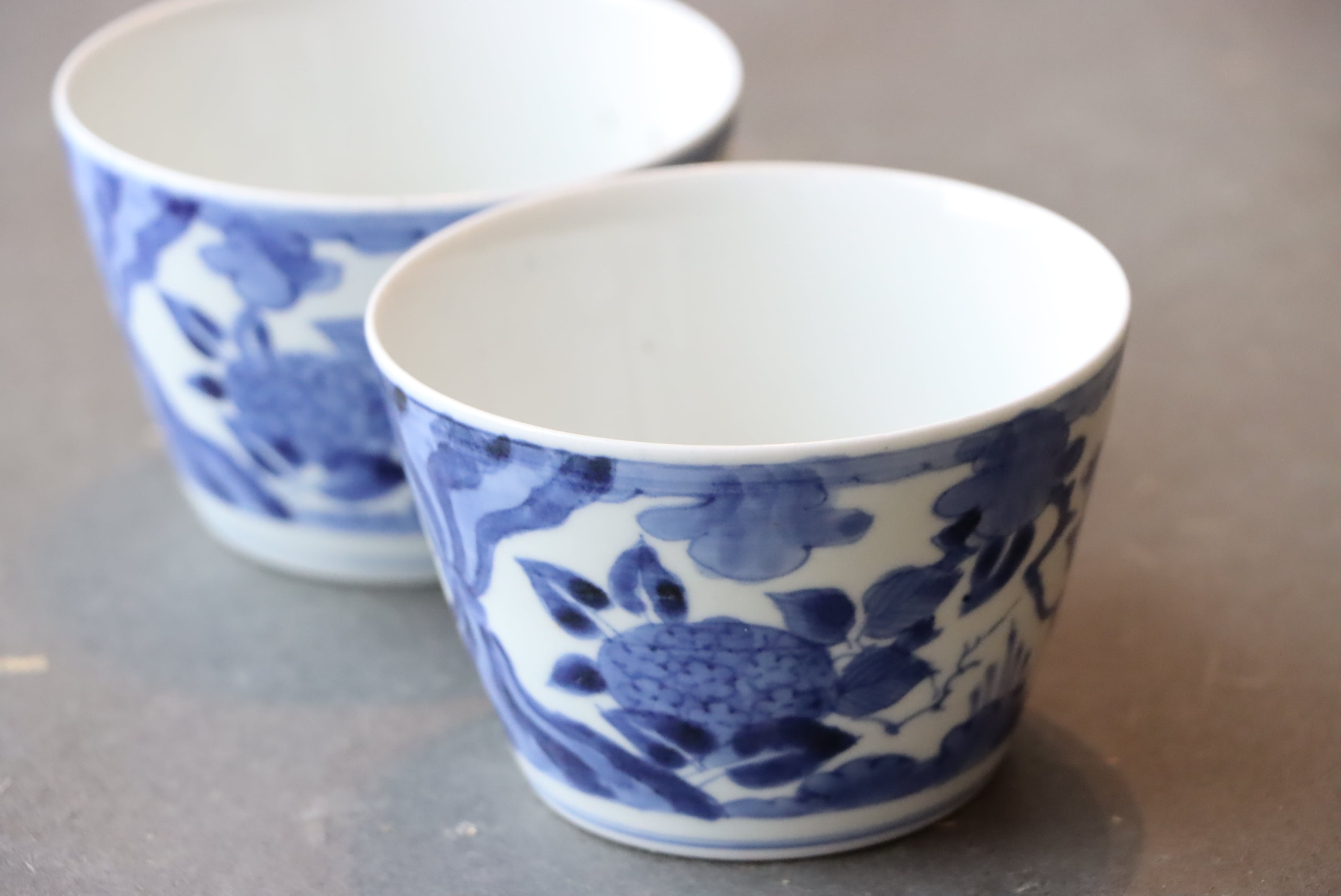 骨董　アンティーク　古伊万里　染付　菊文様　蕎麦猪口　細身　鎹直し　酒器 骨董 アンティーク 古伊万里 染付 菊文様 蕎麦猪口 細身 鎹直し 酒器 古