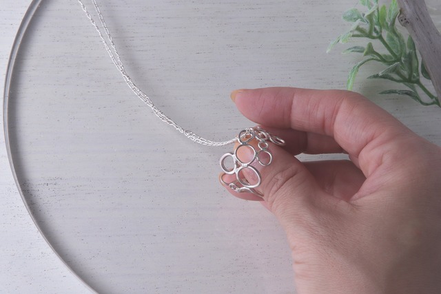 【楕円タイプ】透かしバブルリングペンダントネックレス