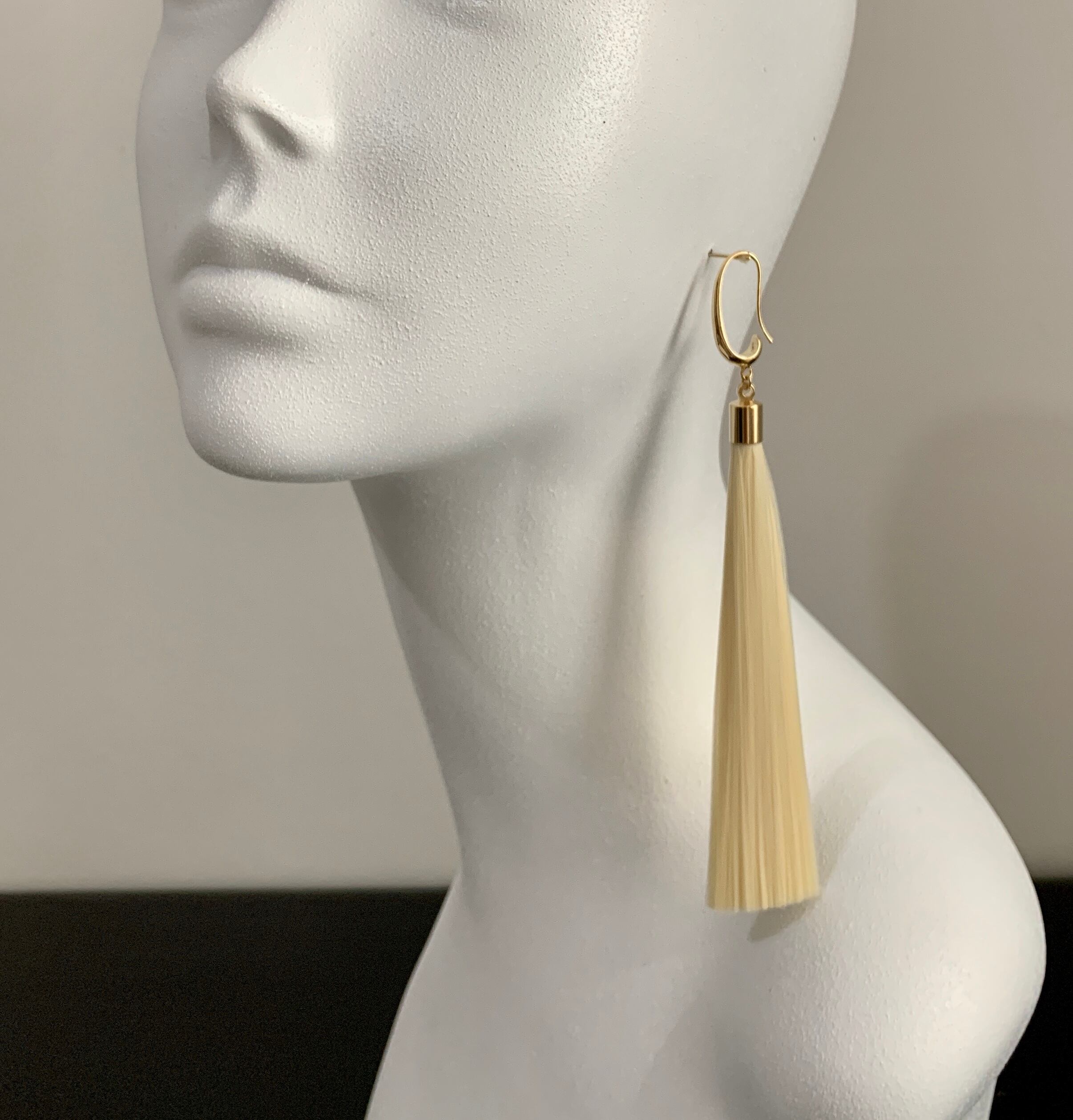 No.1138 ヴィヴィッドレッドのロングタッセルピアス　バタフライピアス No.1138 ヴィヴィッドレッドのロングタッセルピアス バタフライピアス