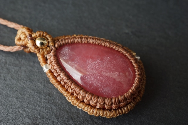 アルゼンチン産ロードクロサイト(インカローズ)のマクラメネックレス - early spring -【一点物】