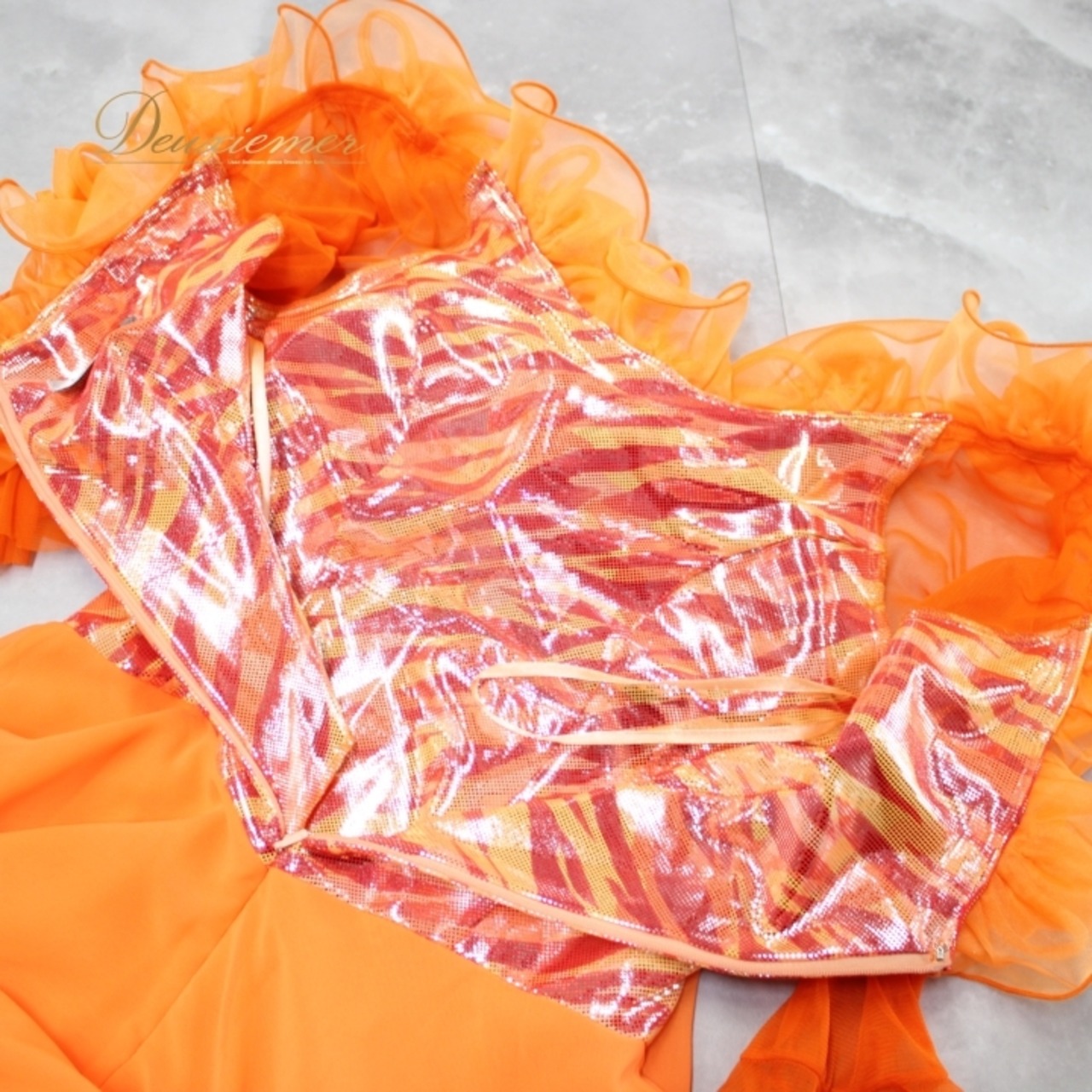 社交ダンス 衣装 スタンダード ドレス ワンピース パーティドレス Create-Sun クリエイトサン オレンジ系 コサージュ キラキラ 光沢感 デモ 夕日 輝き ダンス映え セクシー フェミニン 軽やか ステージ衣装 おしゃれ 体型カバー シンプル シルエット レトロ キュート ジャズ ダンスパーティー 派手目