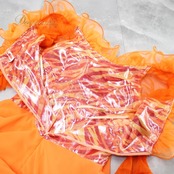 社交ダンス 衣装 スタンダード ドレス ワンピース パーティドレス Create-Sun クリエイトサン オレンジ系 コサージュ キラキラ 光沢感 デモ 夕日 輝き ダンス映え セクシー フェミニン 軽やか ステージ衣装 おしゃれ 体型カバー シンプル シルエット レトロ キュート ジャズ ダンスパーティー 派手目