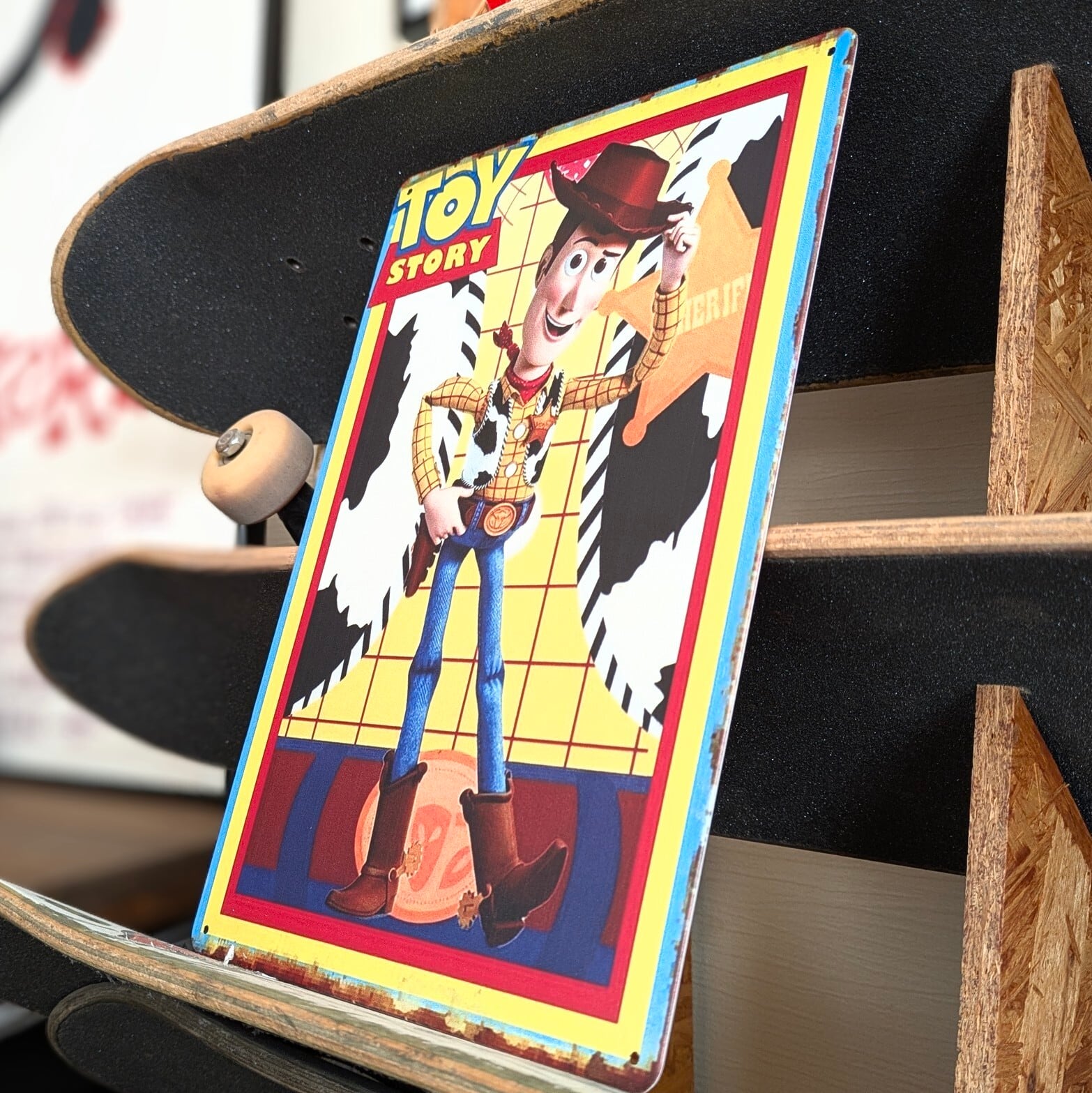 送料無料！ちょうどいいブリキ看板【 TOY STORY（ トイ・ストーリー ）】トイストーリー 『 ウッディ 』 / METAL SIGN / メタルサイン / ブリキ看板 / サインボード / ビンテージ加工 〚アメリカン雑貨 アメトイ〛