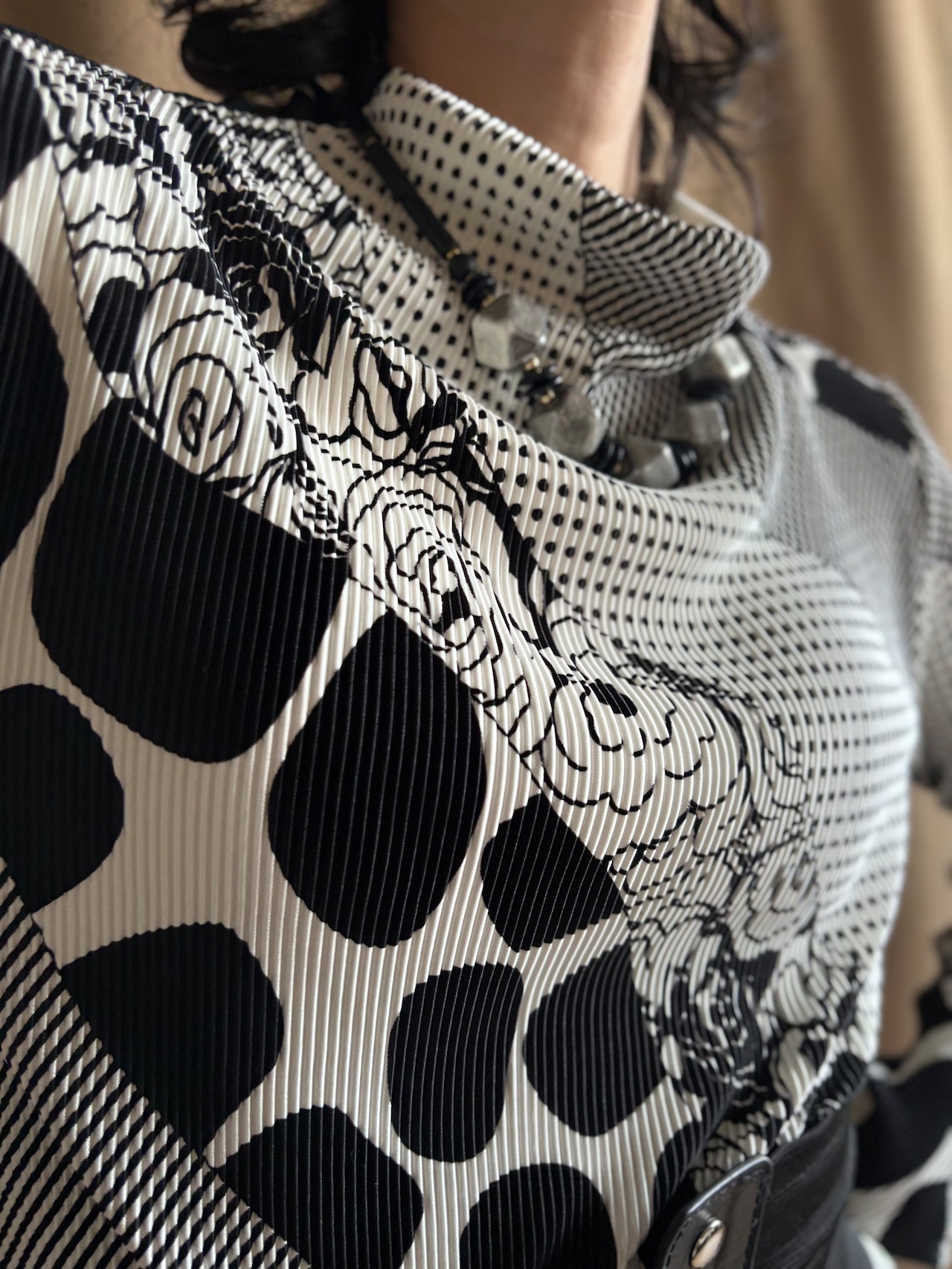 monochrome mixed pattern pleated tops-5240-10