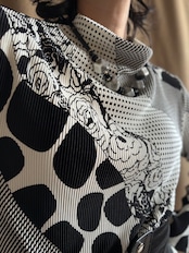 monochrome mixed pattern pleated tops-5240-10