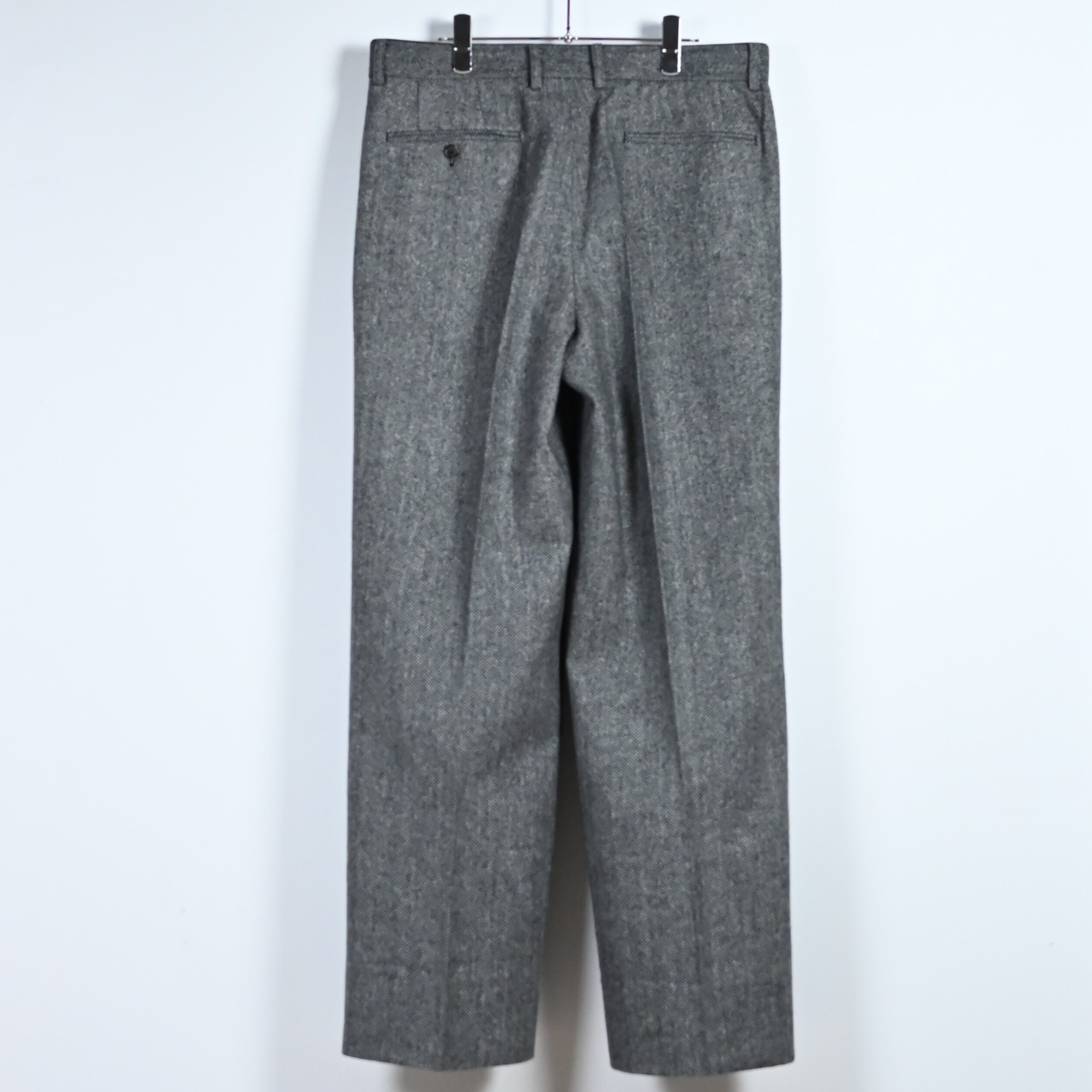 INTERIM / INDIA WOOL CLASSIC HERRINGBONE WITH LEATHER PIPING 2-TUCK STRAIGHT SLACKS