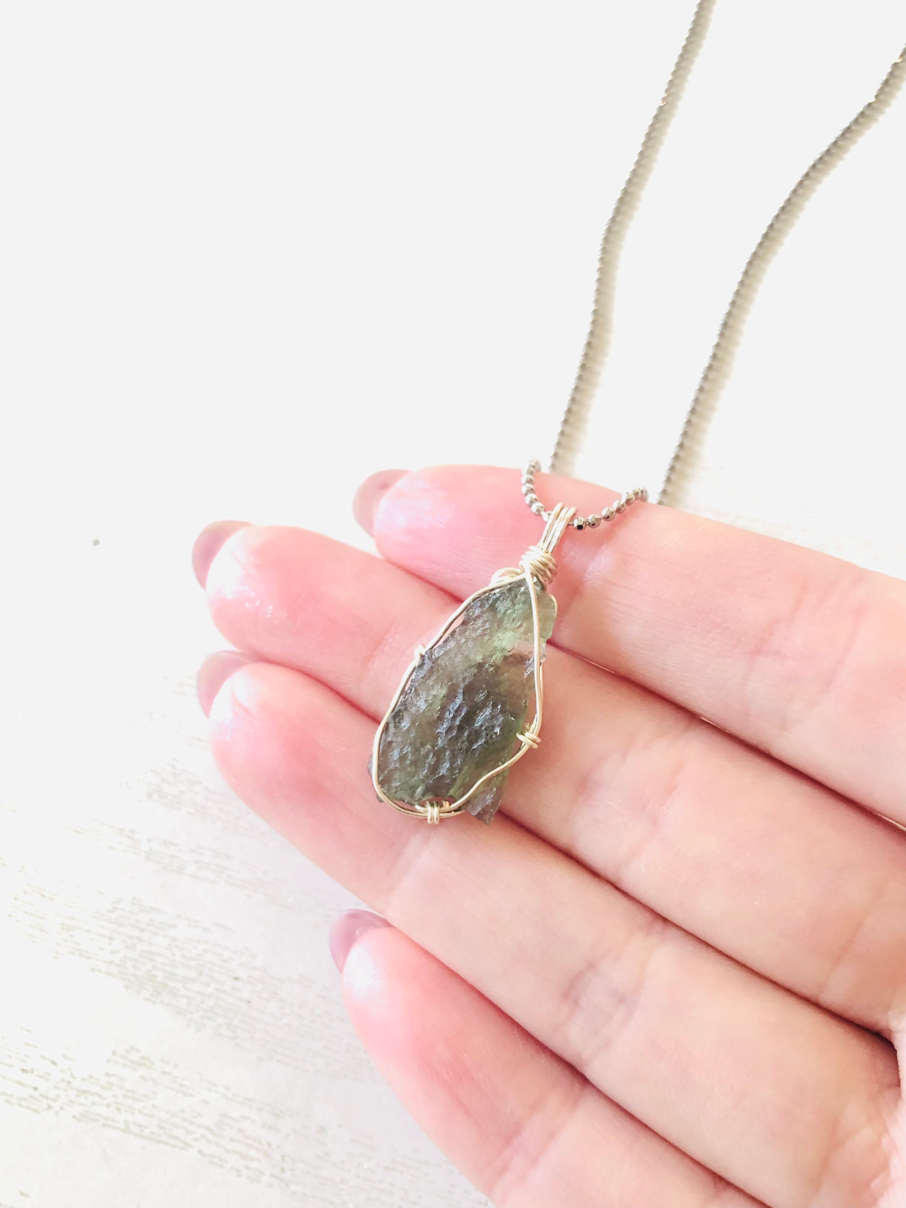 癒しと変容✴︎モルダバイトのネックレス