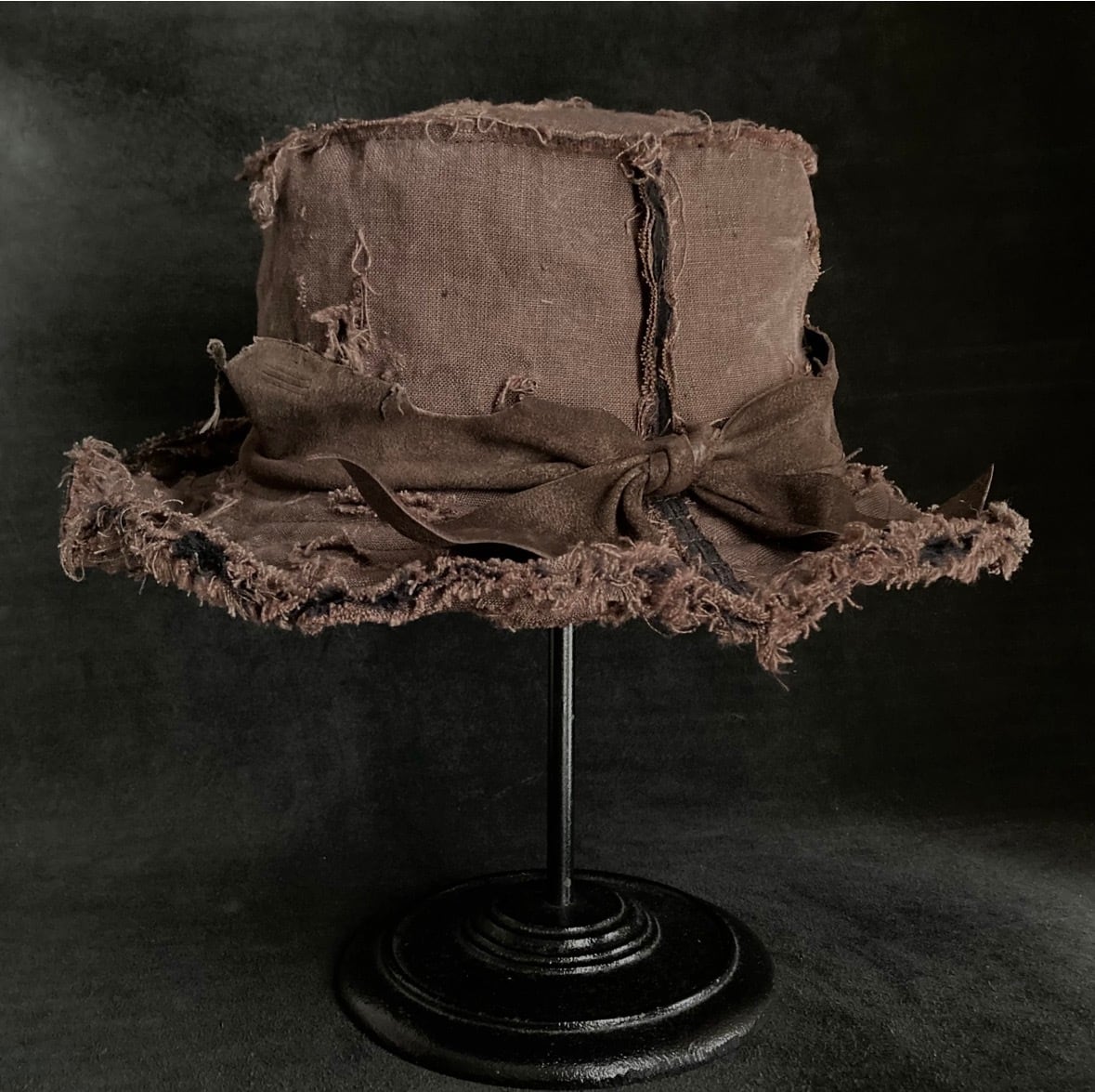 TRIANGLES HAT | Frayed brown linen damage bucket hat