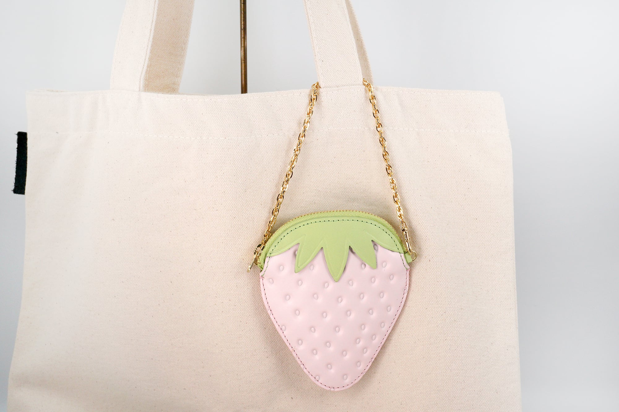 スイカ」が入るヘタ付き白いちご（牛革製コイン＆パスケース