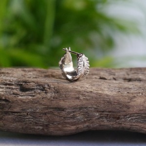 クロッシングフェザーピアス