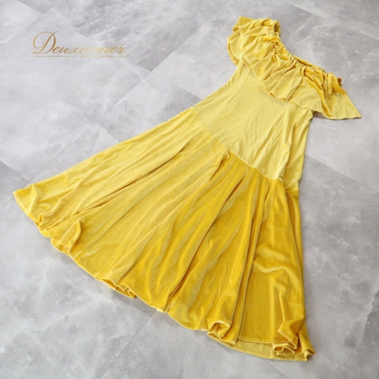 フラダンス 衣装 ワンピース ドレス イエロー系 ブルーヘブンカンパニー ベロア 無地 黄 BLUE HEAVEN COMPANY ワンショルダー 光沢感 高級感 ハワイアン アロハ フラ ダンス レッスン 練習 華やか 鮮やか かわいい おしゃれ 上品 大人っぽい フラダンス衣装 高級 フラドレス カラフル衣装 イエロー ワンピースドレス ステージ衣装 パーティー衣装 上品さのあるデザイン 舞台用衣装 輝く光沢 華やかなスタイル おしゃれなデザイン フェスティバル用衣装