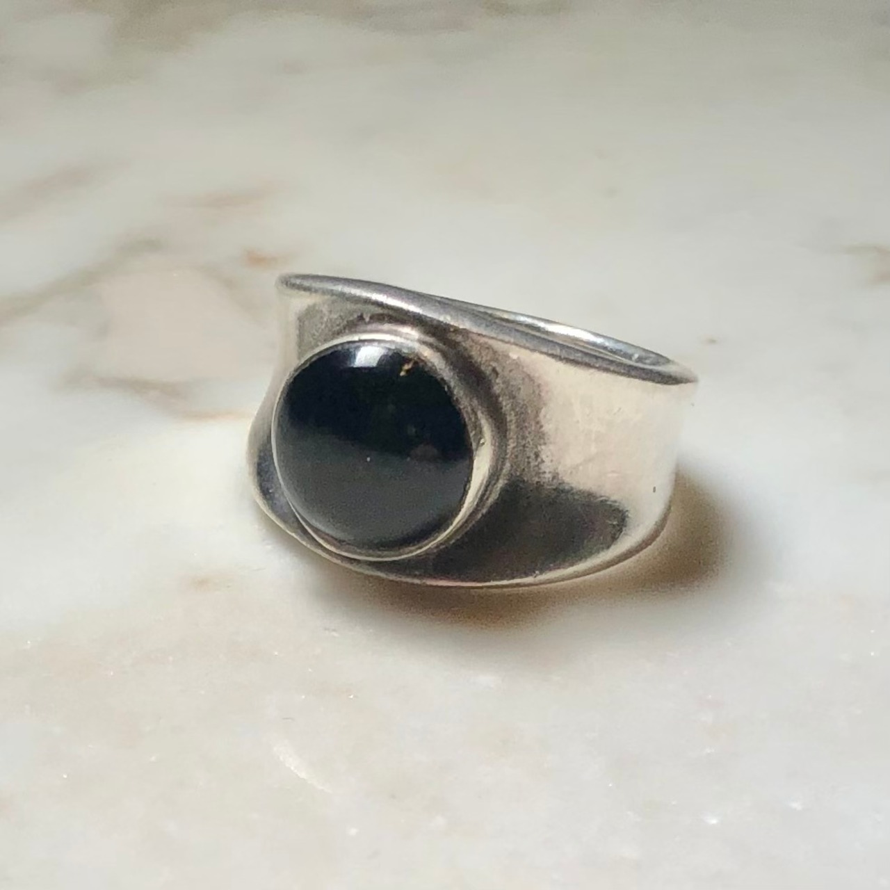 vintage silver band ring set with onyx | NOIR ONLINE