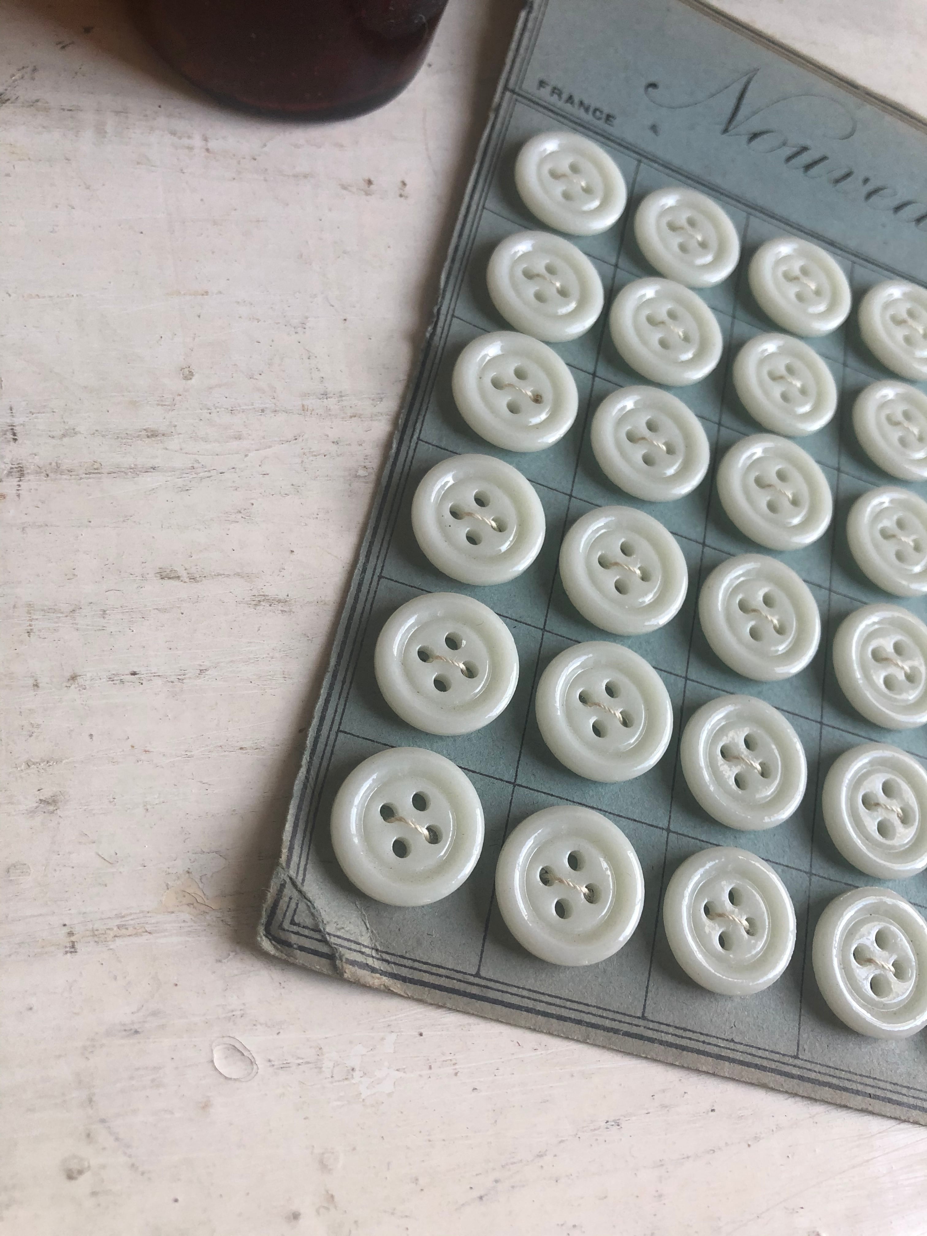 フランスボタンシート ミルクガラス ブルーグレー台紙 | Brocante de