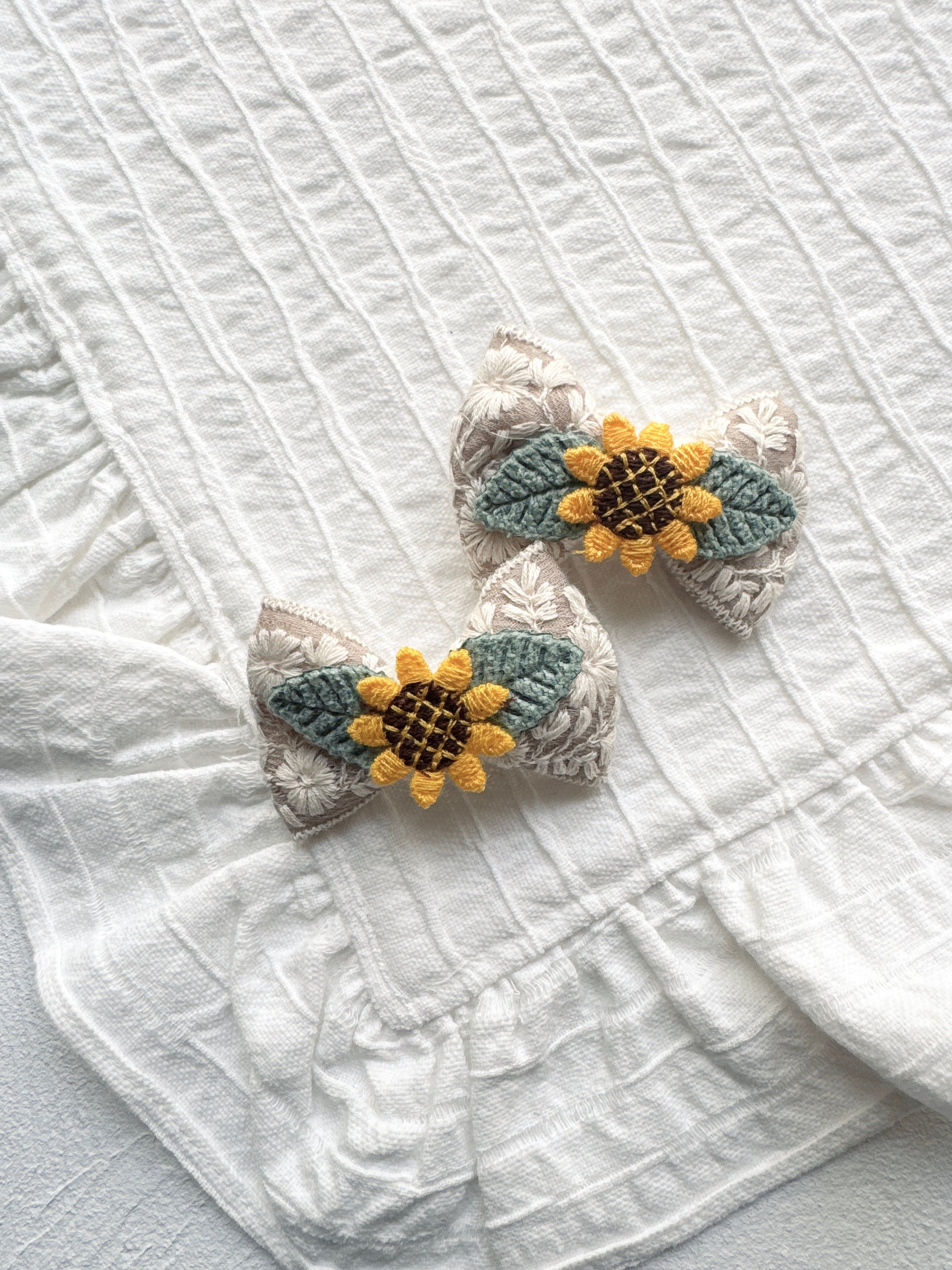 ベージュ刺繍ひまわりパッチン