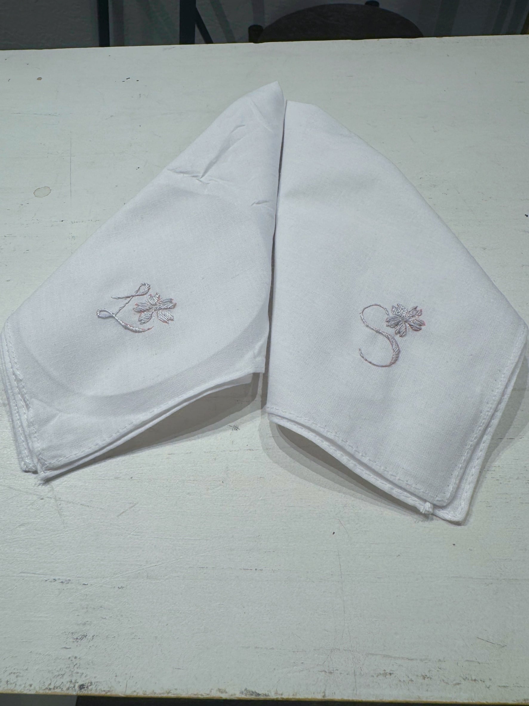 【特典付き】日本刺繍初心者さん向け イニシャル&桜のハンカチキット