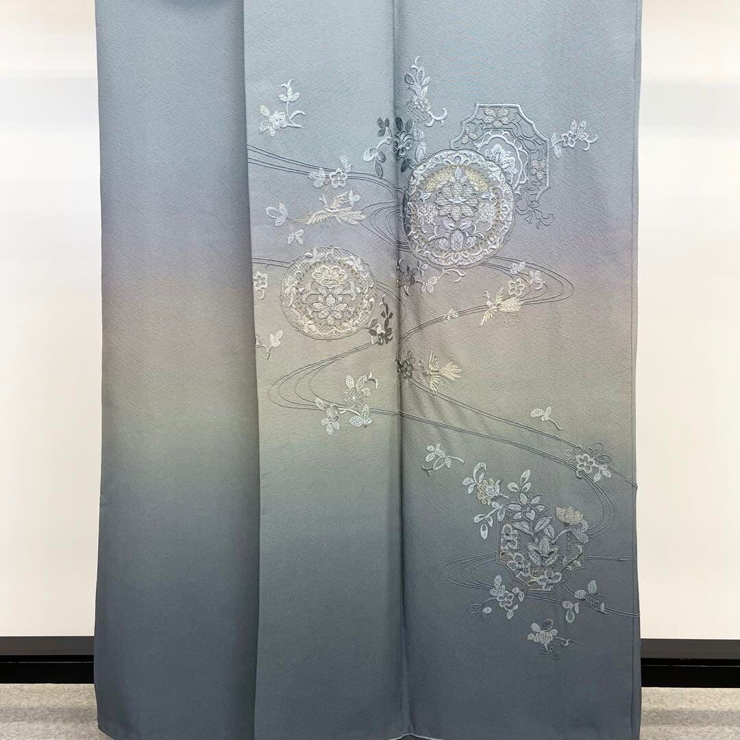 付下げ 美しい華模様 鳳凰 刺繍柄 金糸 薄湊鼠色 縮緬 K-3777 付下げ 美しい華模様 鳳凰 刺繍柄 金糸 薄湊鼠色 縮緬 K-3777