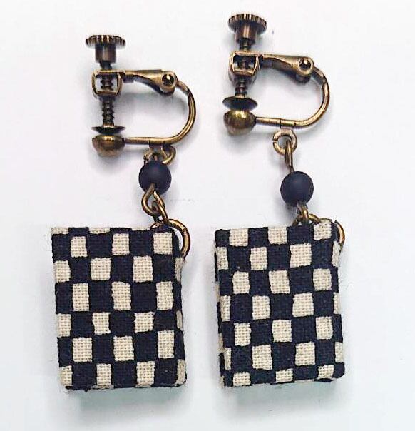 ハンドメイドきな 布本イヤリング【手作り】【1点物】ギフトにも最適 | Pay ID