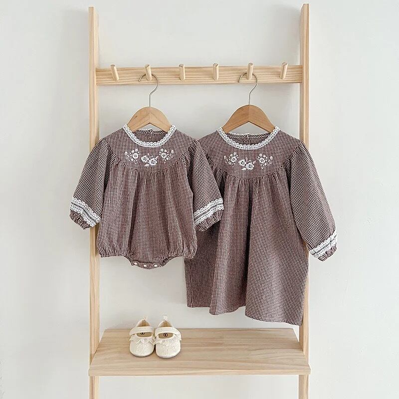 【取寄】2段レースと刺繍がポイントのギンガムチェックロンパース