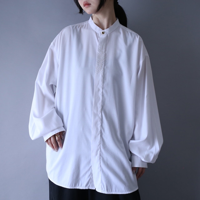 "white×blue" stitch line design over silhouette shirt