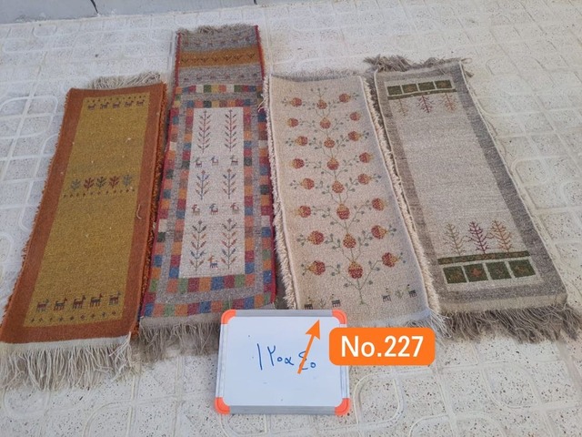 絨毯クエスト79【No.227】（画像右から２番目）織りたてギャッベ　※現在、こちらの商品はイランに置いてあります。ご希望の方は先ずは在庫のご確認をお願いします。