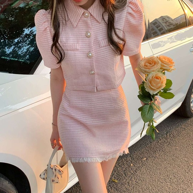 【送料無料】レディース セットアップ スーツ 半袖 ジャケット + スカート 2点セット 上下セット ミニ ショート丈 ツイード パールボタン フリンジ 大人可愛い ママコーデ ママファッション 韓国 オルチャンファッション 人気 トレンド 新作 20代 30代 40代 きれいめ レトロ シンプル 無地 定番 お出かけ デート おしゃれ 通勤 通学 オフィス OL デイリー 普段着 ラフ カジュアル フェミニン シック ゆったり 体型カバー 着痩せ 着回し インスタ映え 春 夏 CO3442