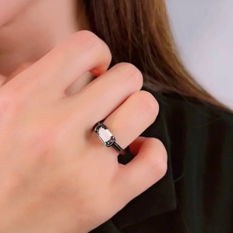 エメラルドカット ブラック ソリティアリング 高炭素ダイヤモンド