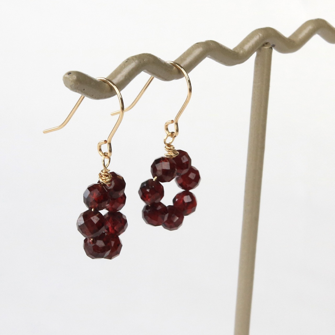 ワイレッドが特徴的なお花柄！ガーネット お花モチーフ イヤリング & ピアス mm1079